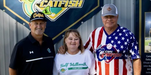 Tracy Glenn (Middle) with Cape Catfish President Glenn Campbell (Left) & General Manager Mark Hogan (Right)
